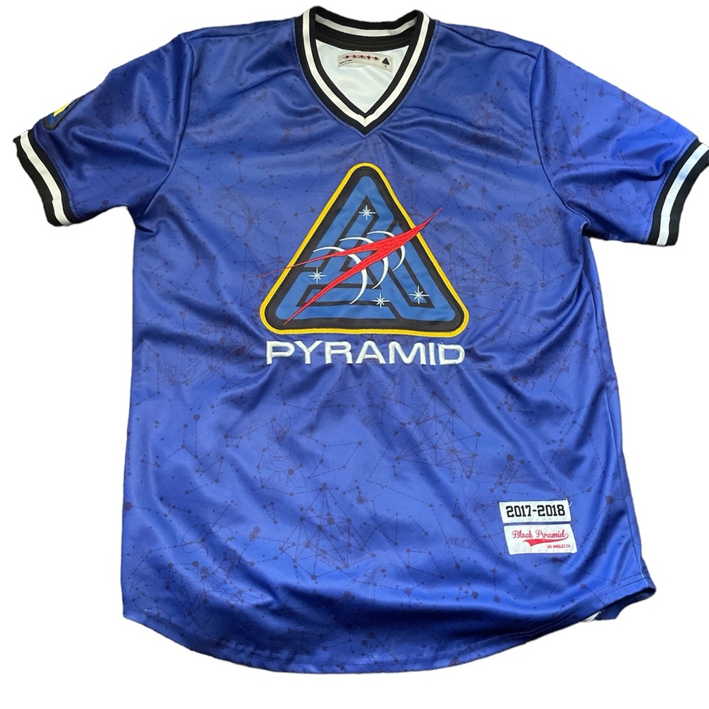 Black Pyramid short sleeve shirt